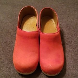 Coral Dansko Clogs sz 39